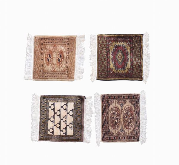 Quattro piccoli tappeti orientali