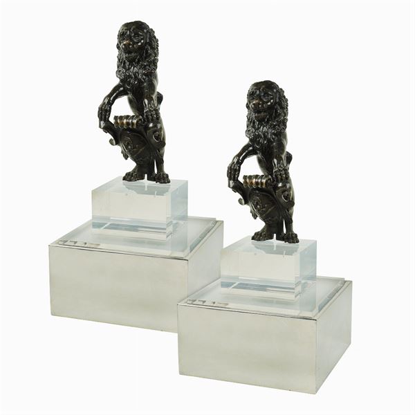 Pair of bronze rampant lions
