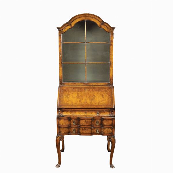 A walnut trumeau  (Great Britain, 20th century)  - Auction Online auction with selected works of art from Unicef donations (lots 1 -193) - Colasanti Casa d'Aste