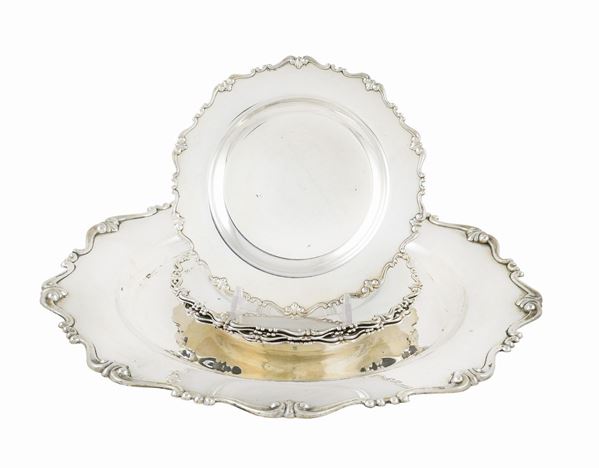Vassoio circolare e cinque piatti in argento 800  (Italia, XX Sec.)  - Asta ARGENTI DA COLLEZIONE  - Colasanti Casa d'Aste