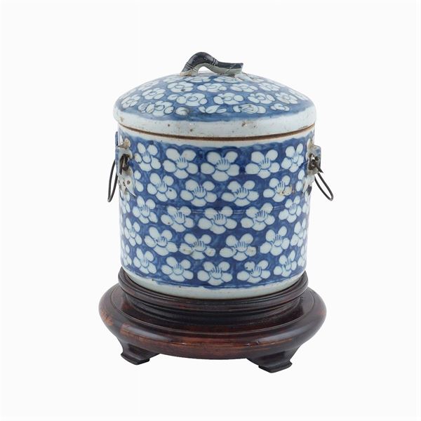 A porcelain pot with lid