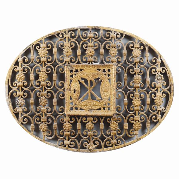 Antica grata ovale in ferro battuto e dorato