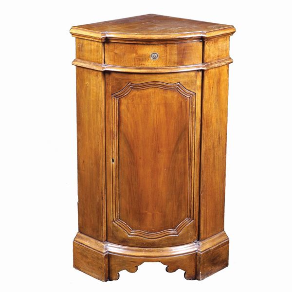 A walnut corner cabinet  (Italy, antique manufacture)  - Auction Auction 34 - Colasanti Casa d'Aste