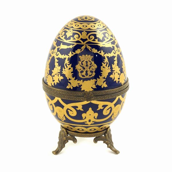 A polychromatic porcelain egg shaped box
