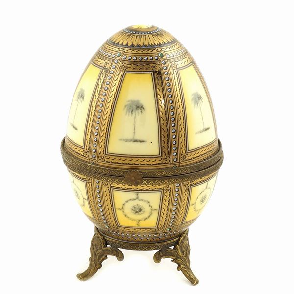 A polychromatic porcelain egg shaped box  (modern production)  - Auction Online Christmas Auction - Colasanti Casa d'Aste