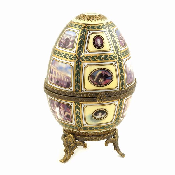 A polychromatic porcelain egg shaped box  (modern production)  - Auction Online Christmas Auction - Colasanti Casa d'Aste