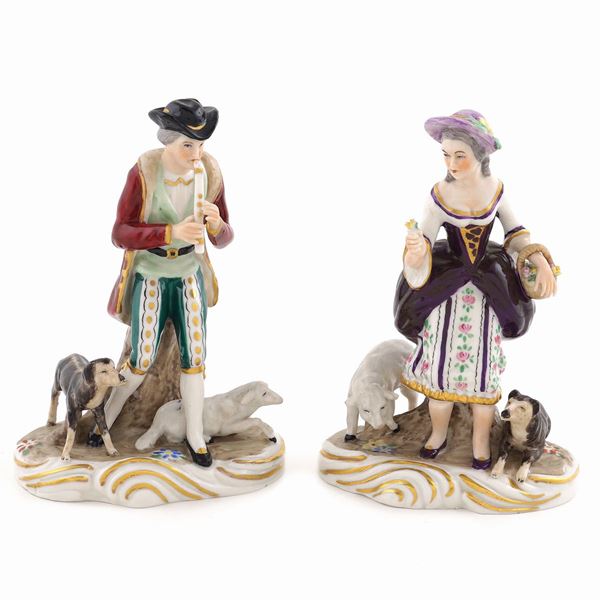 Coppia di figure in porcellana