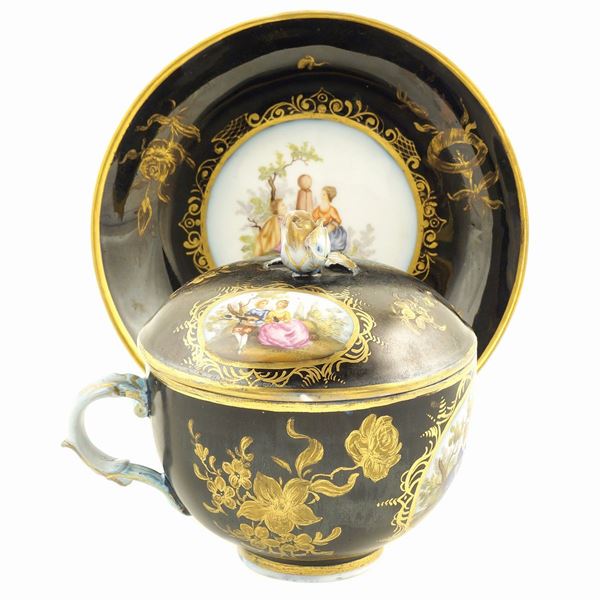 A Meissen porcelain cup with cover