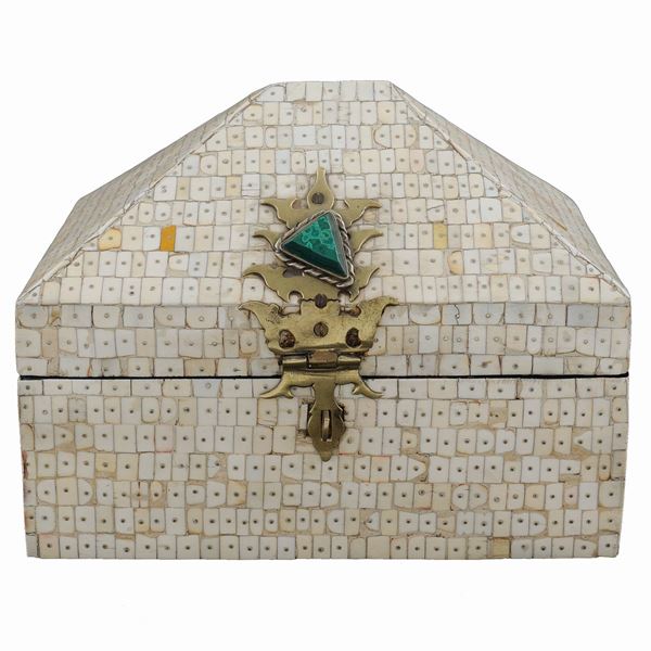 A wood, ivory and bone box  (Oriental manufacture, 20th century)  - Auction Online Christmas Auction - Colasanti Casa d'Aste
