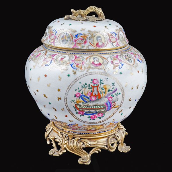 A polychromatic porcelain potiche  (european manufacture, 20th century)  - Auction Online Christmas Auction - Colasanti Casa d'Aste