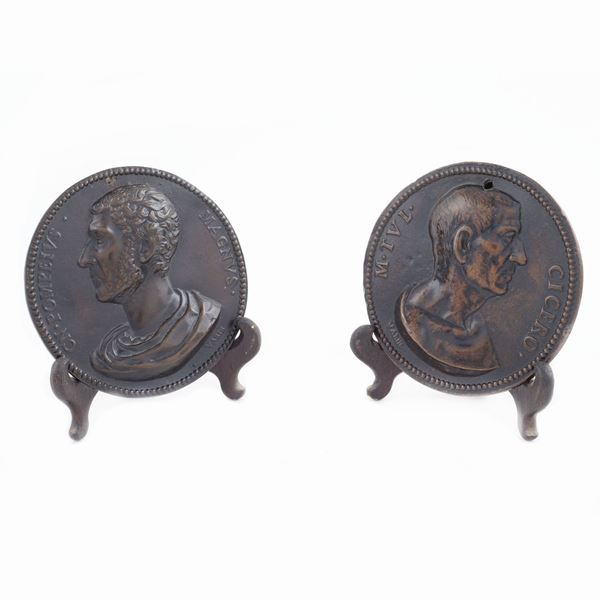 Coppia di placche circolari in bronzo brunito