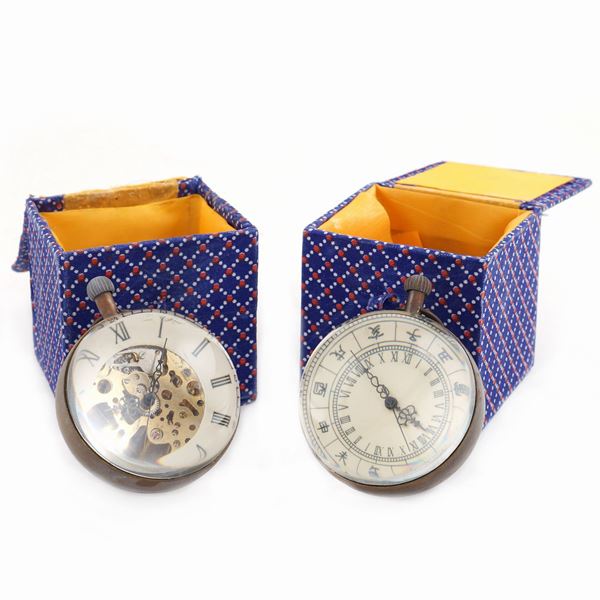 Due orologi a sfera in cristallo