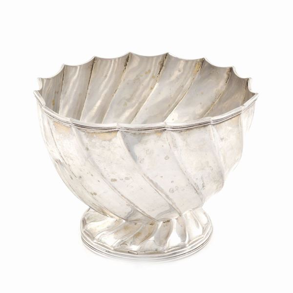 A silver 800 centrepiece