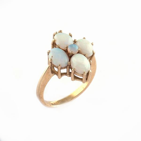 Anello in oro giallo 14kt con 5 opali arlecchino