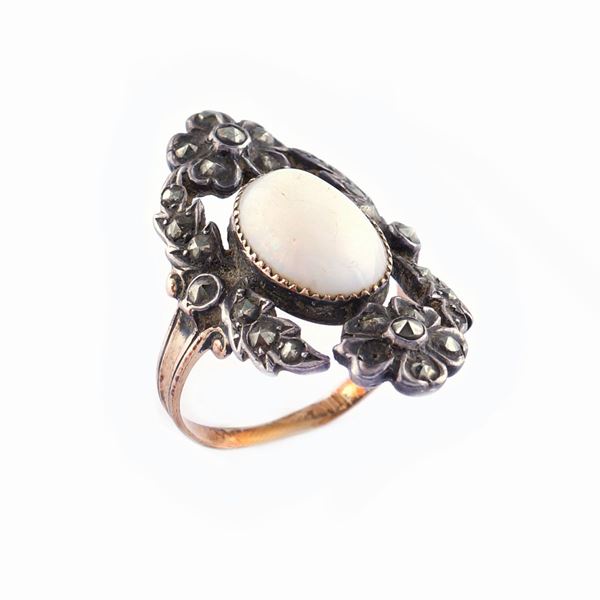 Anello in oro rosa e argento a motivo floreale