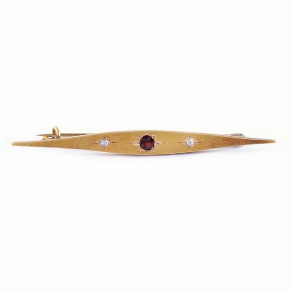 Spilla a barretta in oro giallo satinato 18kt