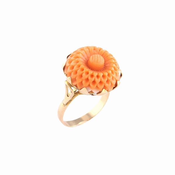 Anello in oro giallo 18kt e corallo mediterraneo