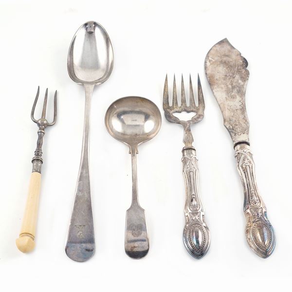 A silver plate cutlery service lot (5)  (Great Britain, late 19th century)  - Auction Online Christmas Auction - Colasanti Casa d'Aste