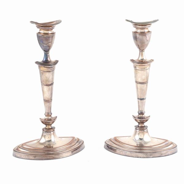 Coppia di candelieri in metallo argentato  (Inghilterra, fine XIX-inizio XX Sec.)  - Asta ASTA A TEMPO  - Colasanti Casa d'Aste