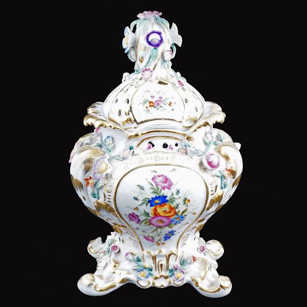 A porcelain centrepiece with cover  (20th century)  - Auction Online Christmas Auction - Colasanti Casa d'Aste