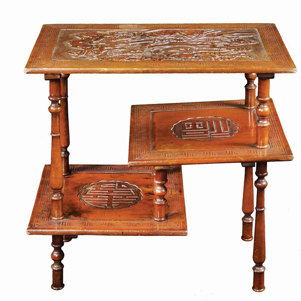 Particolare tavolino in legno tinto noce  (Cina, XX Sec.)  - Asta ARGENTI DA COLLEZIONE  - Colasanti Casa d'Aste
