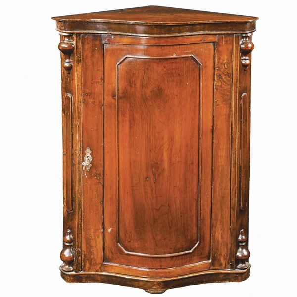 A walnut corner cupboard  (Italy, 20th century)  - Auction Auction 34 - Colasanti Casa d'Aste
