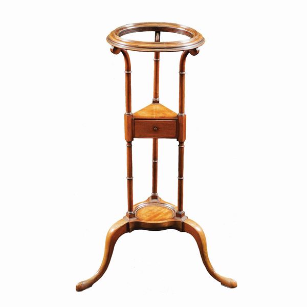 A mohagany standflowers table