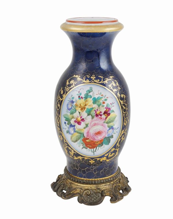 Vaso in porcellana a fondo blu  (Francia, XX Sec.)  - Asta ARGENTI DA COLLEZIONE  - Colasanti Casa d'Aste