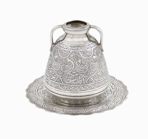 Vasetto con piattino in argento  (manifattura mediorientale, fine del XIX Sec.)  - Asta ARGENTI DA COLLEZIONE  - Colasanti Casa d'Aste