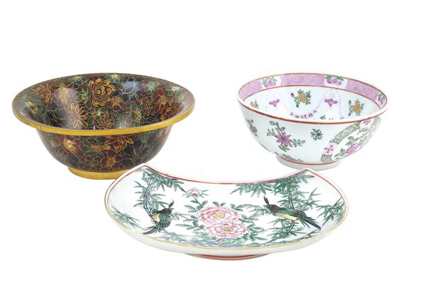 A polychromatic porcelain small plate and two bowls
