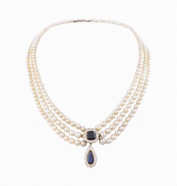 A three-strend natural pearls collier