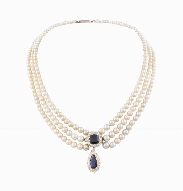 Collier composto da tre fili di perle naturali