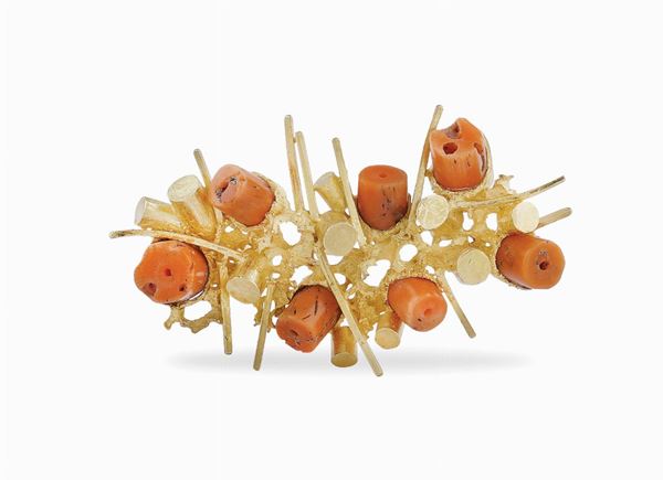 Spilla in oro giallo 18kt e corallo mediterraneo