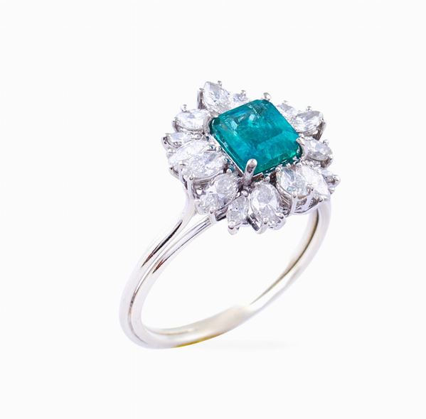 Anello in oro bianco 18kt con smeraldo