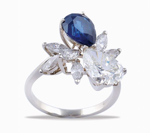 Importante anello contrarie in oro bianco 18kt