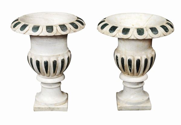 Coppia di vasi medicei in marmo bianco  (Italia, XX Sec.)  - Asta ARGENTI DA COLLEZIONE  - Colasanti Casa d'Aste