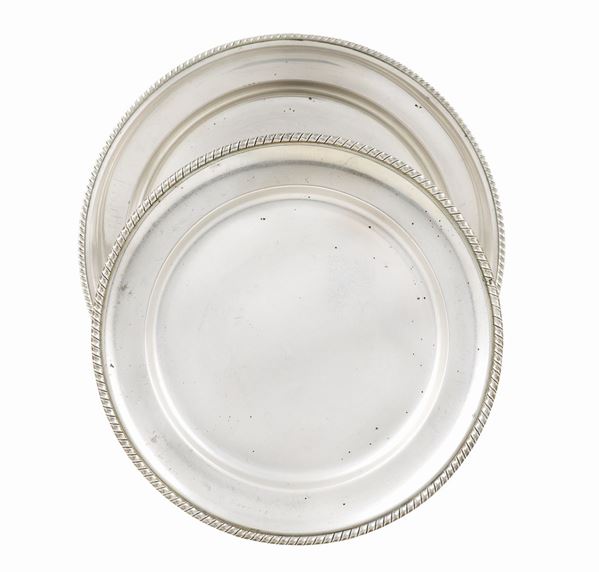 Due vassoi circolari in argento 800  (Italia, XX Sec.)  - Asta ARGENTI DA COLLEZIONE  - Colasanti Casa d'Aste