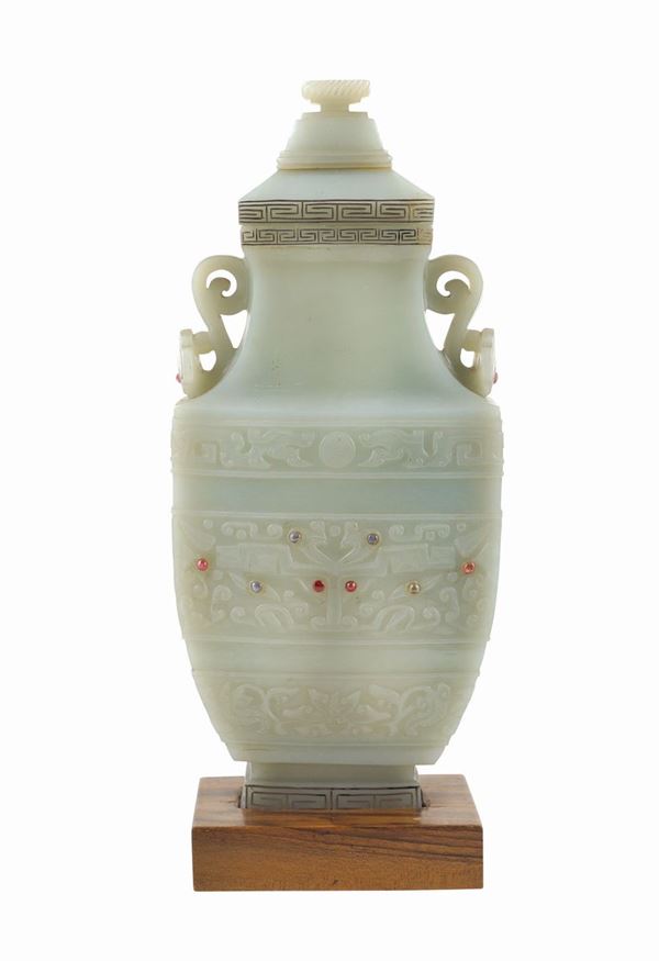 Vaso con coperchio in giadeite