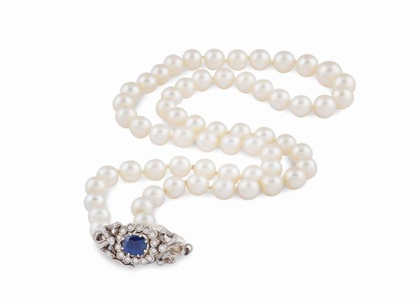 A cultured pearl necklace