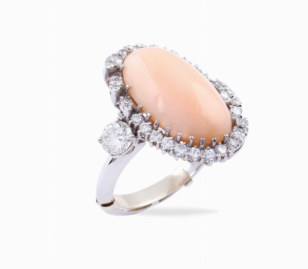 Anello in oro bianco 18kt e corallo peau d'ange