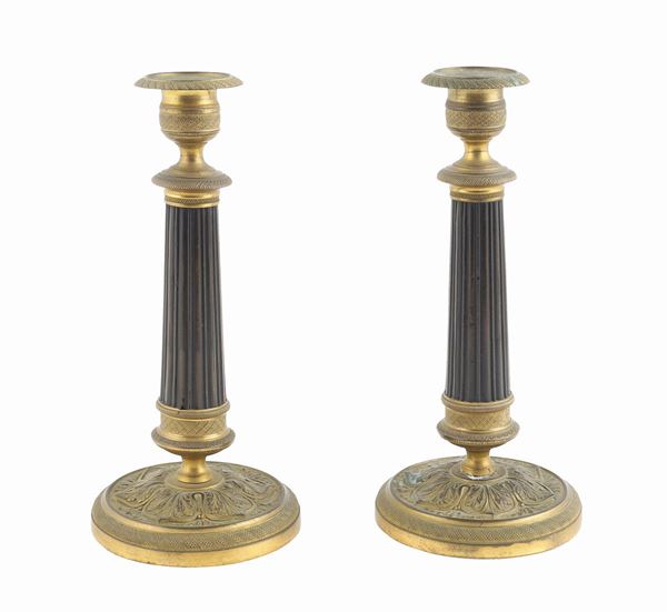 Coppia di candelieri in bronzo dorato e brunito