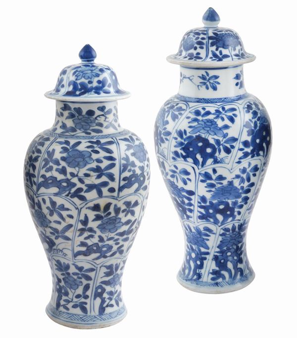 Coppia di potiches in porcellana, dinastia Kangxi