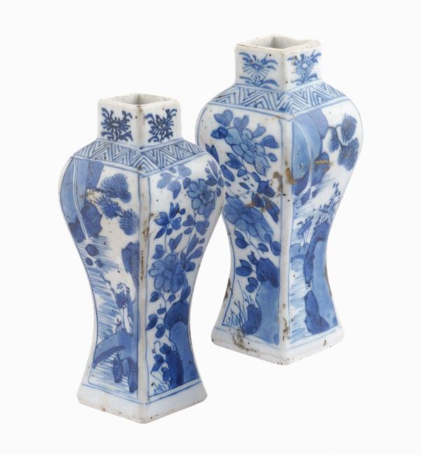Coppia di piccoli vasi squadrati, dinastia Kangxi