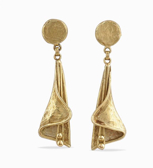 Orecchini pendenti in oro giallo martellato 18kt