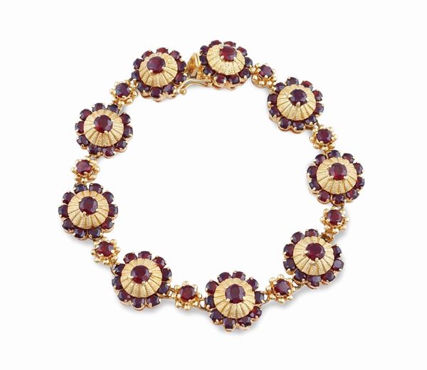 An 18kt gold floral shaped bracelet