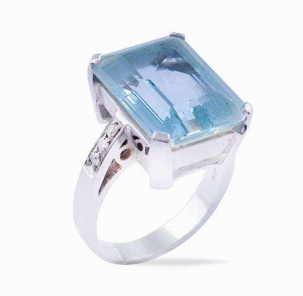 An 18kt white gold ring with aquamarine