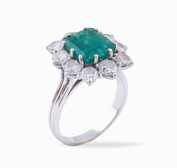 An 18kt white gold ring with an emerald