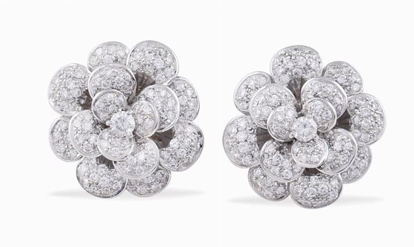 Orecchini rose in oro bianco 18kt e diamanti  (anni 50/60)  - Asta ARGENTI DA COLLEZIONE  - Colasanti Casa d'Aste