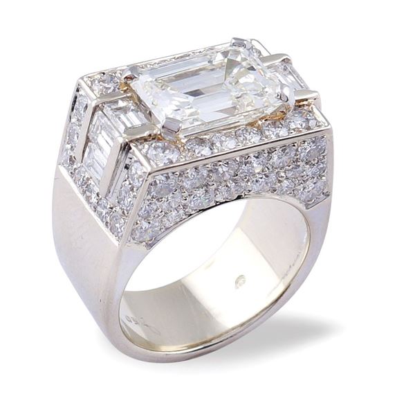 An 18kt white gold ring with a diamond