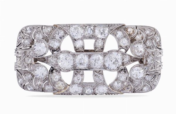 A platinum Decò brooch with diamonds